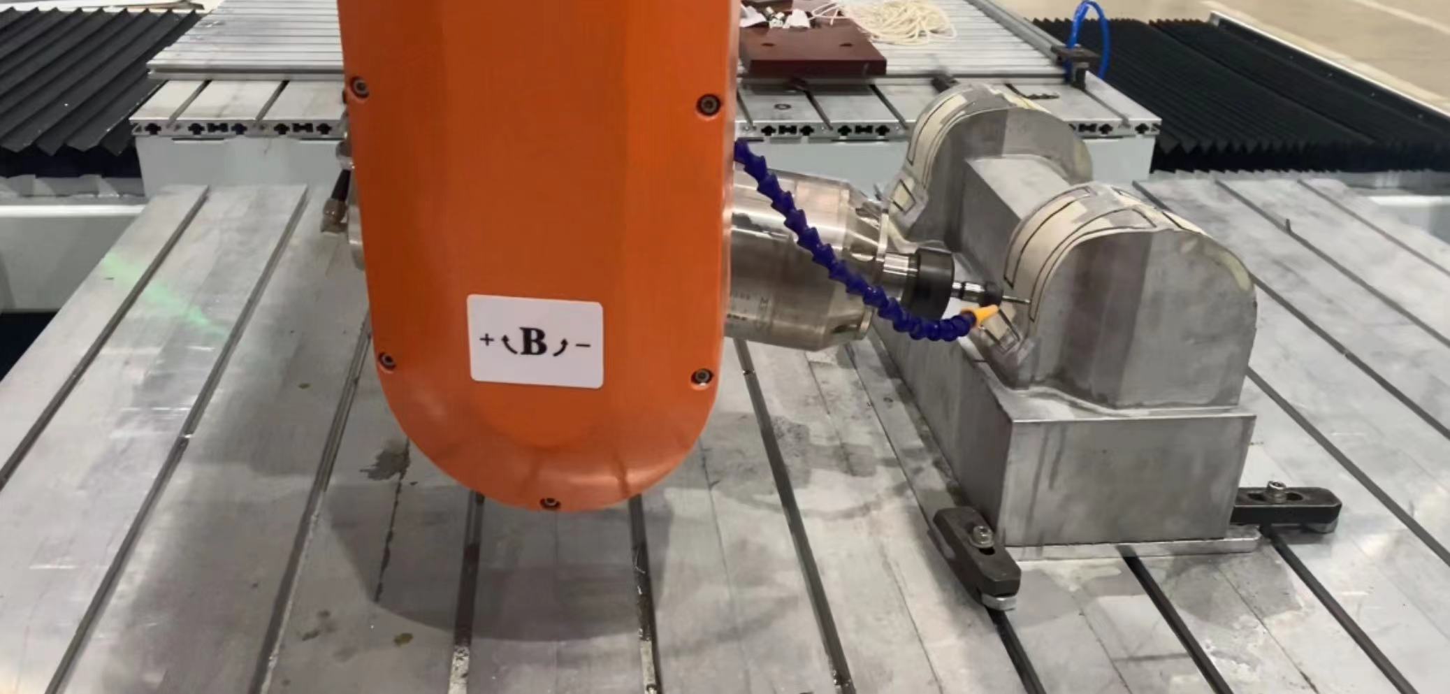 18 एल्यूमीनियम मोल्ड प्रसंस्करण के लिए पांच अक्ष सीएनसी मशीनिंग केंद्र।