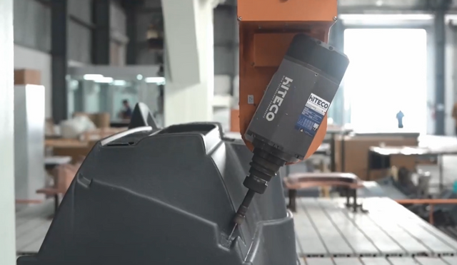 परिशुद्धता के लिए दोहरी स्पिंडल के साथ हाई-स्पीड 5-एक्सिस सीएनसी मशीनिंग केंद्र